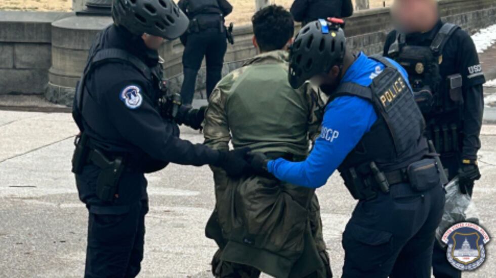 Say Ran Firit Police arrest man who ran toward US Capitol building holding a shotgun